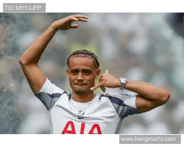 哈维西蒙斯：从新星崛起到足球世界的璀璨明珠之路